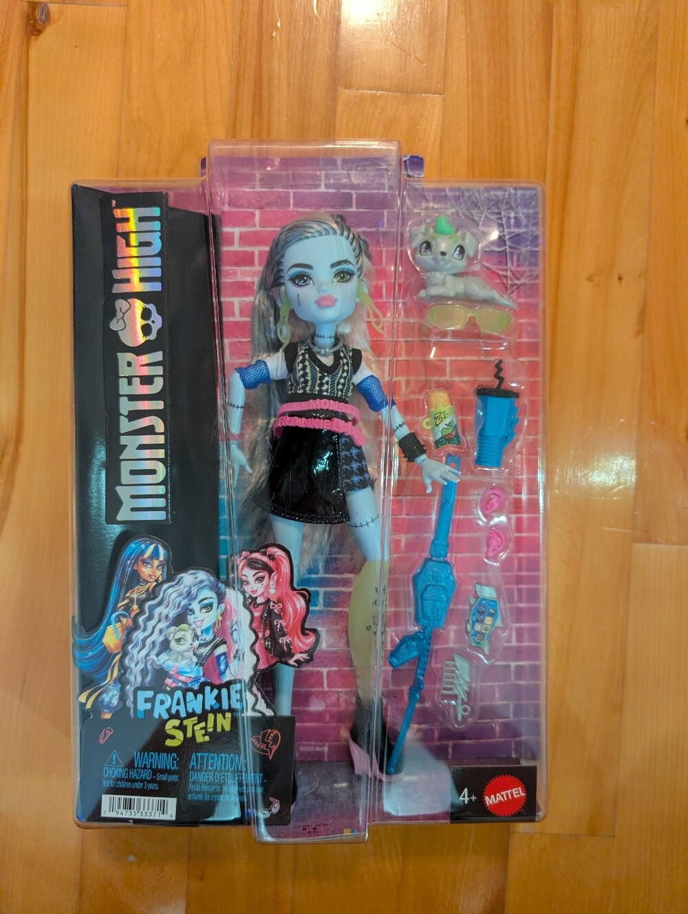 Monster High Frankie Stein G3 Core Refresh 2  Fashion doll w/ Pet NIB
